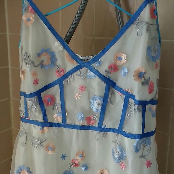 NWT Beautiful Floral Dress - Picture 2 of 4